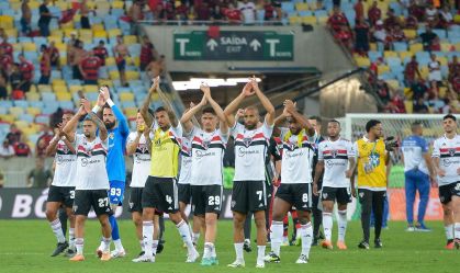 Jogadores do São Paulo agradecem a torcida no Maracanã