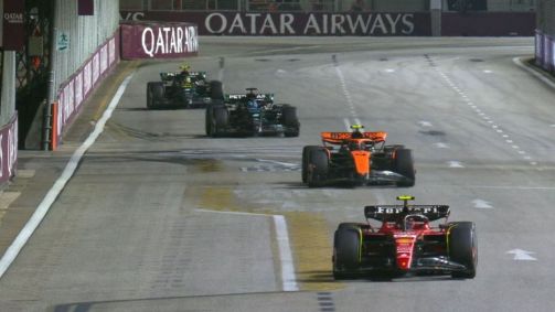 Carlos Sainz, da Ferrari, seguido por Lando Norris, da McLaren, e as duas Mercedes