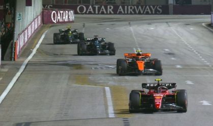 Carlos Sainz, da Ferrari, seguido por Lando Norris, da McLaren, e as duas Mercedes