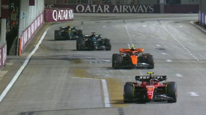 Carlos Sainz, da Ferrari, seguido por Lando Norris, da McLaren, e as duas Mercedes