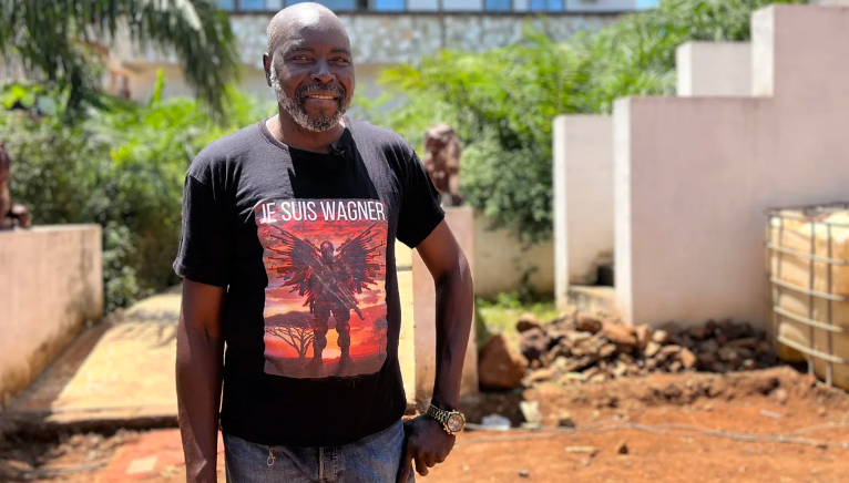 Fidèle Gouandjika, conselheiro sênior do presidente Touadera, em frente à sua mansão em Bangui / Sebastian Shukla/CNN