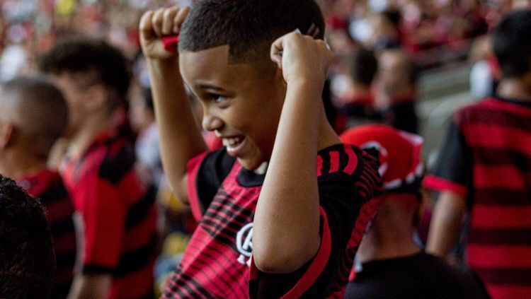 Criança no Maracanã torcendo pelo Flamengo