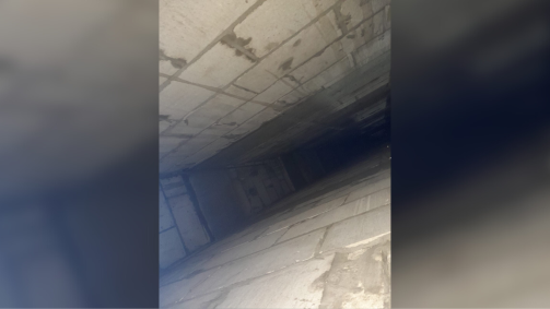 Imagem do fosso onde o funcionário foi encontrado após cair nesta segunda-feira