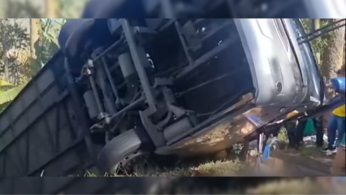 Três pessoas ficaram gravemente feridas após capotamento de ônibus em Parelheiros
