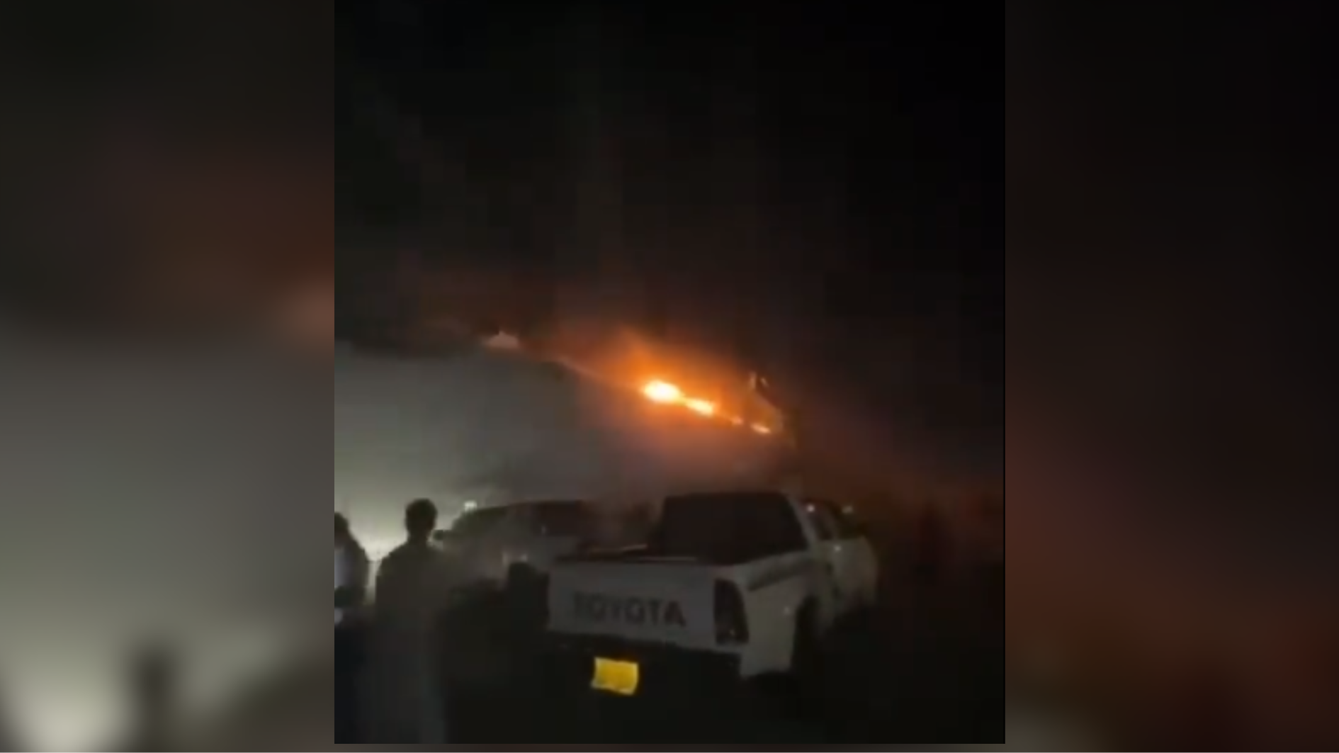 Vídeos que circulam nas redes sociais mostram o fogo e uma fumaça espessa no local onde o casamento era realizado, no Nordeste do Iraque