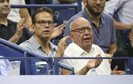 Rupert Murdoch (dir.) e seu filho Lachlan Murdoch (esq.) na plateia de uma partida do US Open, em Nova York, em 2018.