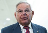 Senador democrata no alvo da Justiça pode custar a maioria para o governo Biden