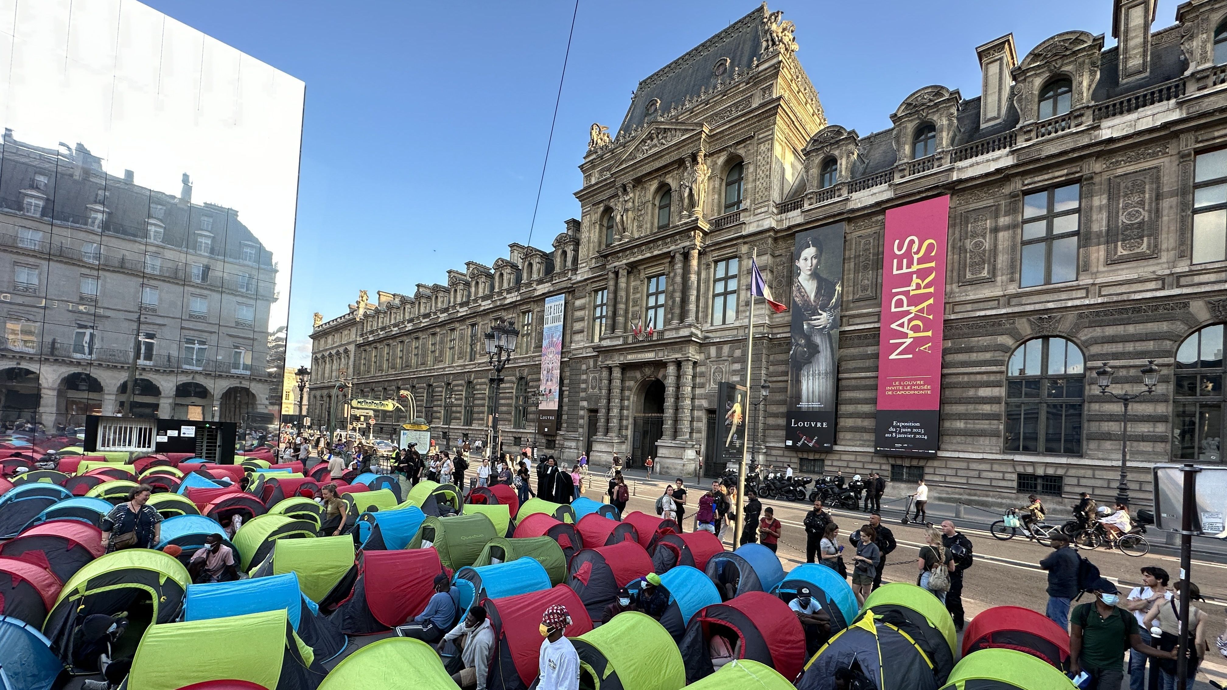 Protesto de moradores de rua imigrantes em Paris, em junho de 2023 /