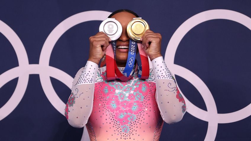 Rebeca Andrade posa com as duas medalhas que conquistou nos Jogos Olímpicos Tóquio 2020 / Laurence Griffiths/Getty Images