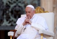Papa está melhorando, mas permanecerá dentro de casa por cautela, afirma Vaticano