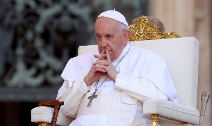 Imagem de destaque do post: Papa Francisco sugeriu em outubro, pela primeira vez, que casais do mesmo sexo poderiam ser abençoados