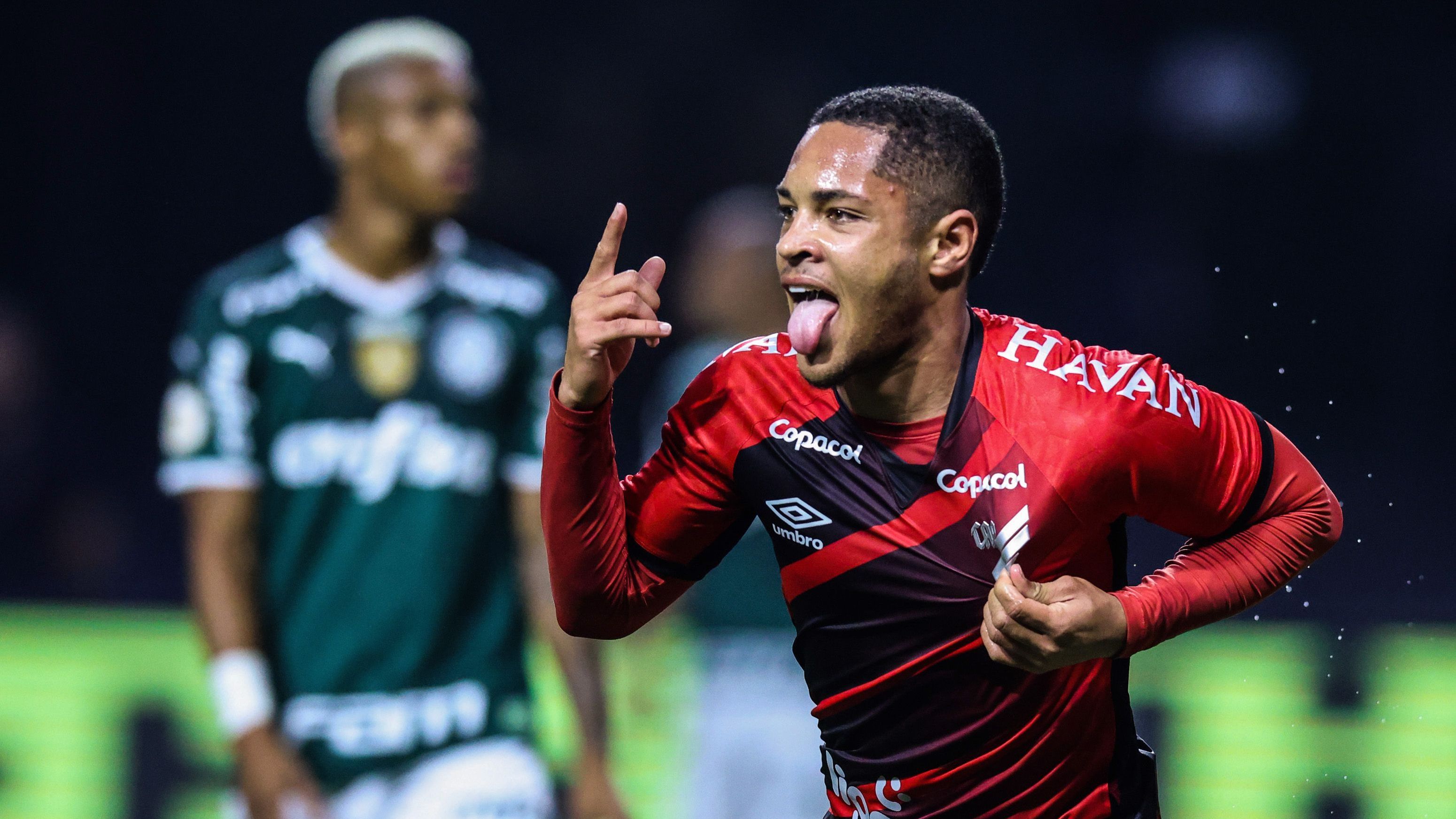 Vitor Roque celebra gol feito pelo Athletico Paranaense.