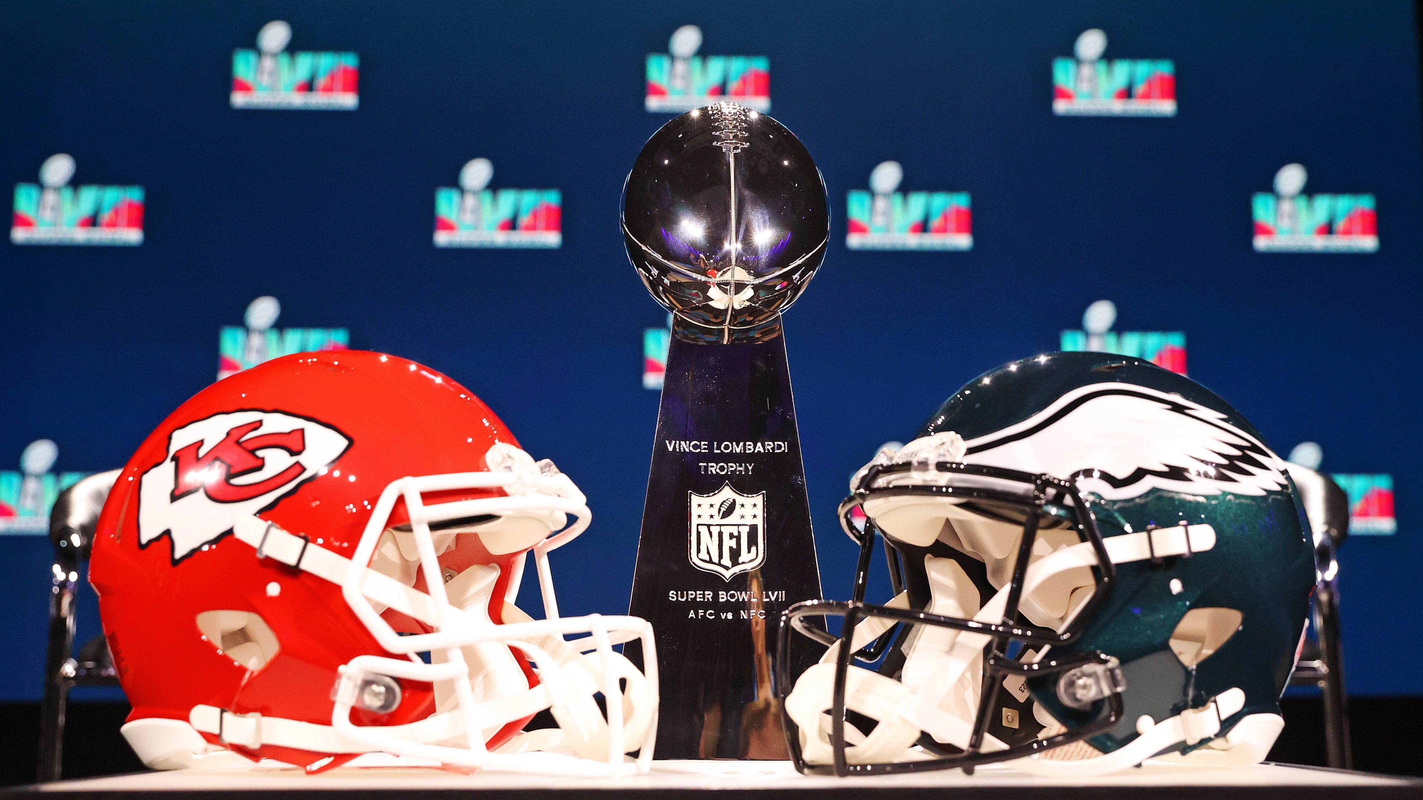 Capacetes de Kansas City Chiefs e Philadelphia Eagles, que se enfrentaram no último Super Bowl