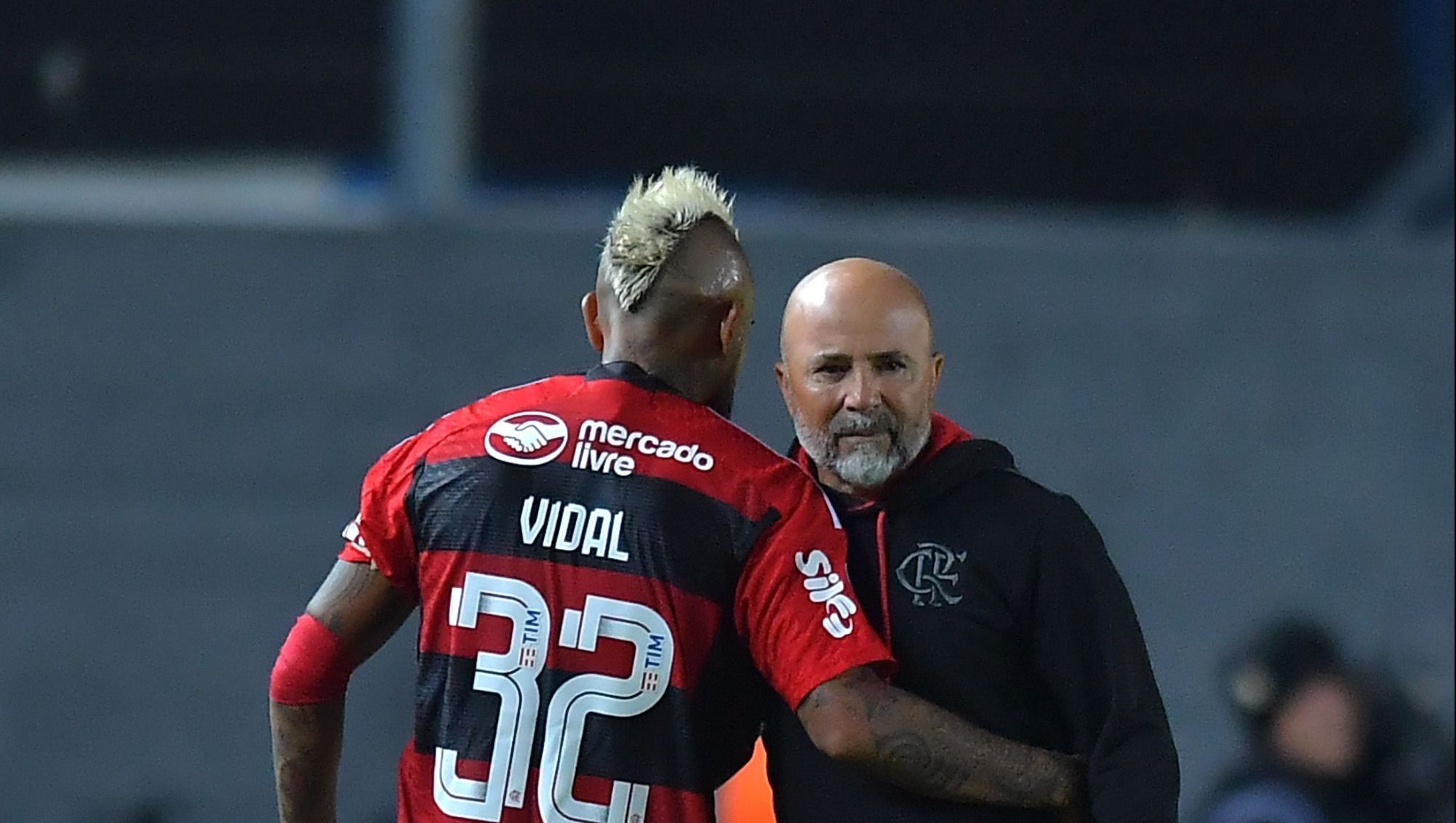 Vidal e Sampaoli em jogo do Flamengo