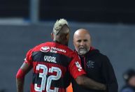 Vidal dispara contra holandês e corneta Sampaoli: “Carecas são muito complicados”