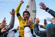 País do surfe! Filipe Toledo vence Ethan Ewing e é bicampeão mundial
