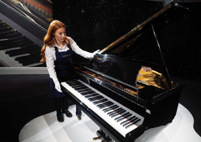 Um piano de cauda Yamaha G2 que foi usado por Freddie Mercury para compor Bohemian Rhapsody foi vendido por mais de R$ 10 milhões / Yui Mok/PA Images via Getty Images