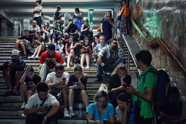 Pessoas se escondem no metrô enquanto uma sirene de ataque aéreo alerta sobre ataques aéreos da Rússia em 26 de julho de 2023 em Kiev, Ucrânia / Yan Dobronosov/Global Images Ucrânia via Getty Images