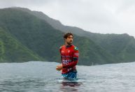 Surfista brasileiro sofre acidente e fica desacordado; veja