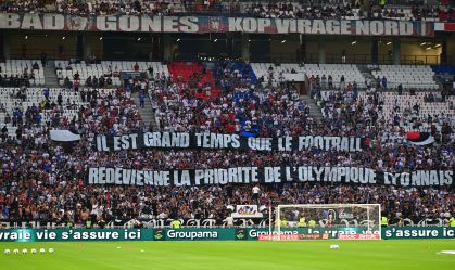 Torcedor do Lyon dá bronca no time pelo sistema de som do estádio após goleada do PSG; veja