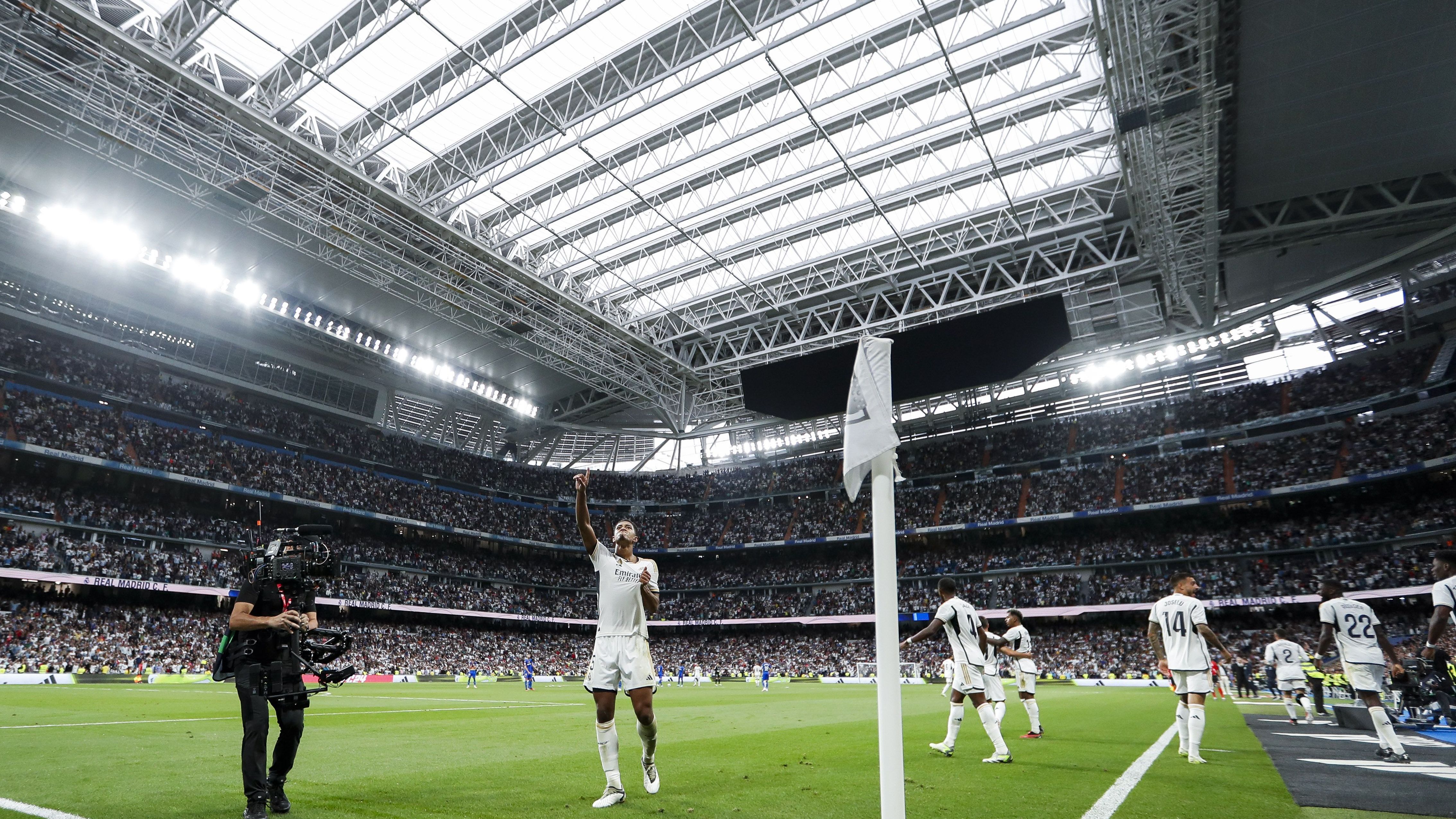 Jude Bellingham celebra gol do Real Madrid na reabertura do Santiago Bernabéu.