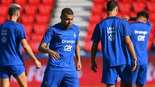 Mbappé durante treino da Seleção Francesa