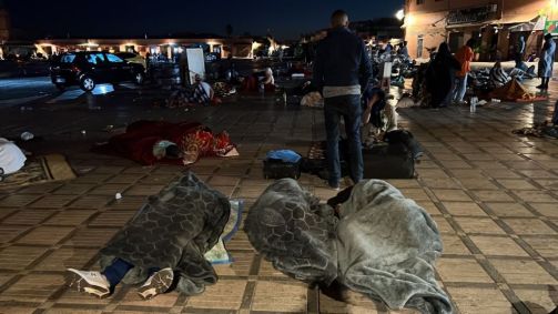 Cidadãos passam a noite nas ruas após um terremoto de magnitude 6,8 em Marrakech, Marrocos, em 9 de setembro de 2023
