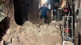 Homem caminha sobre escombros após um terremoto de magnitude 6,8 em Marrakech, Marrocos, em 9 de setembro de 2023