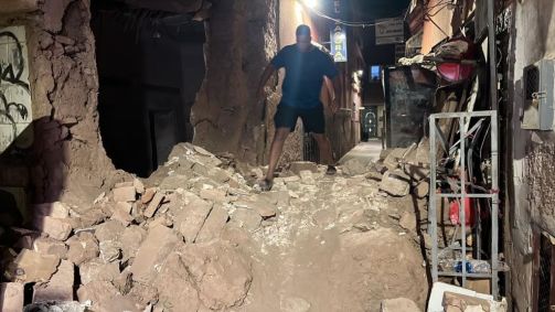 Homem caminha sobre escombros após um terremoto de magnitude 6,8 em Marrakech, Marrocos, em 9 de setembro de 2023