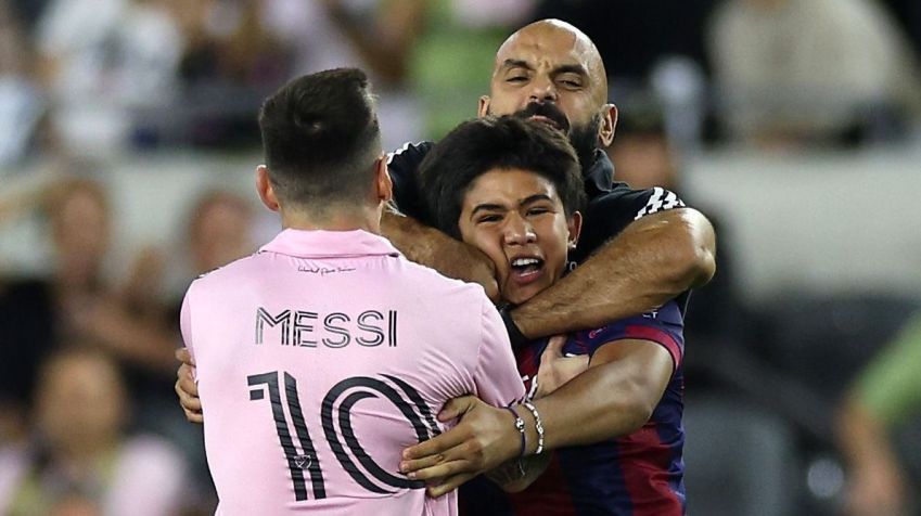 Segurança de Messi precisa conter invasor em jogo do Inter Miami / Harry How/Getty Images
