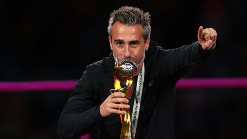Jorge Vilda beija o troféu da Copa do Mundo Feminina