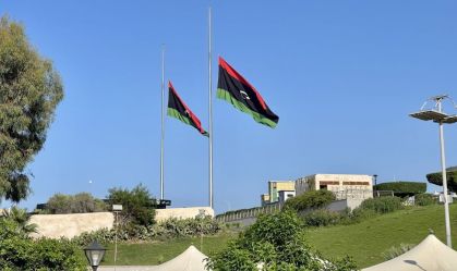 Bote inflável vira na Líbia e deixa 53 migrantes mortos