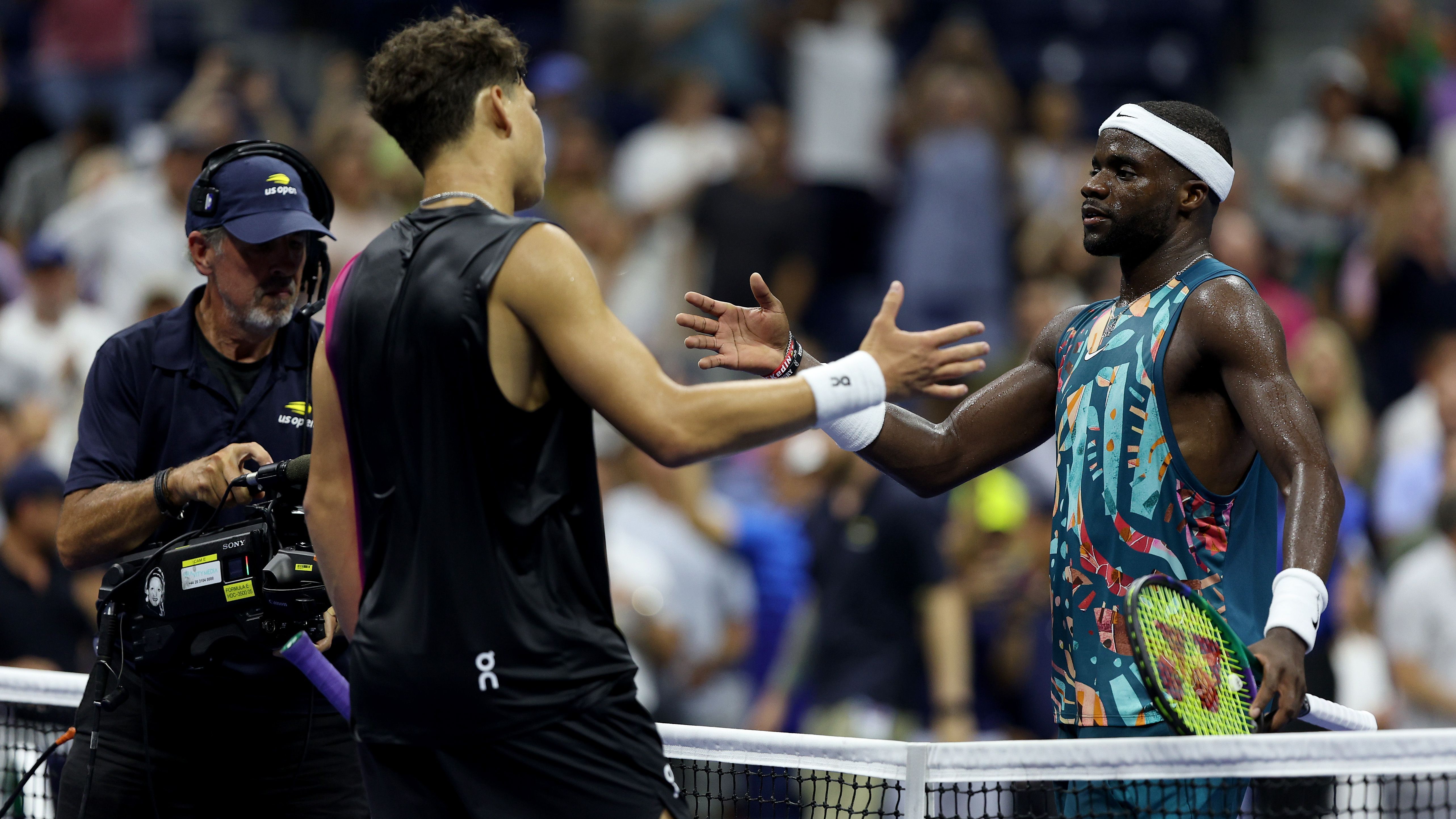 Ben Shelton e Francis Tiafoe se cumprimentam após o jogo pelas quartas de final do US Open