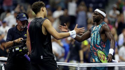 Ben Shelton e Francis Tiafoe se cumprimentam após o jogo pelas quartas de final do US Open