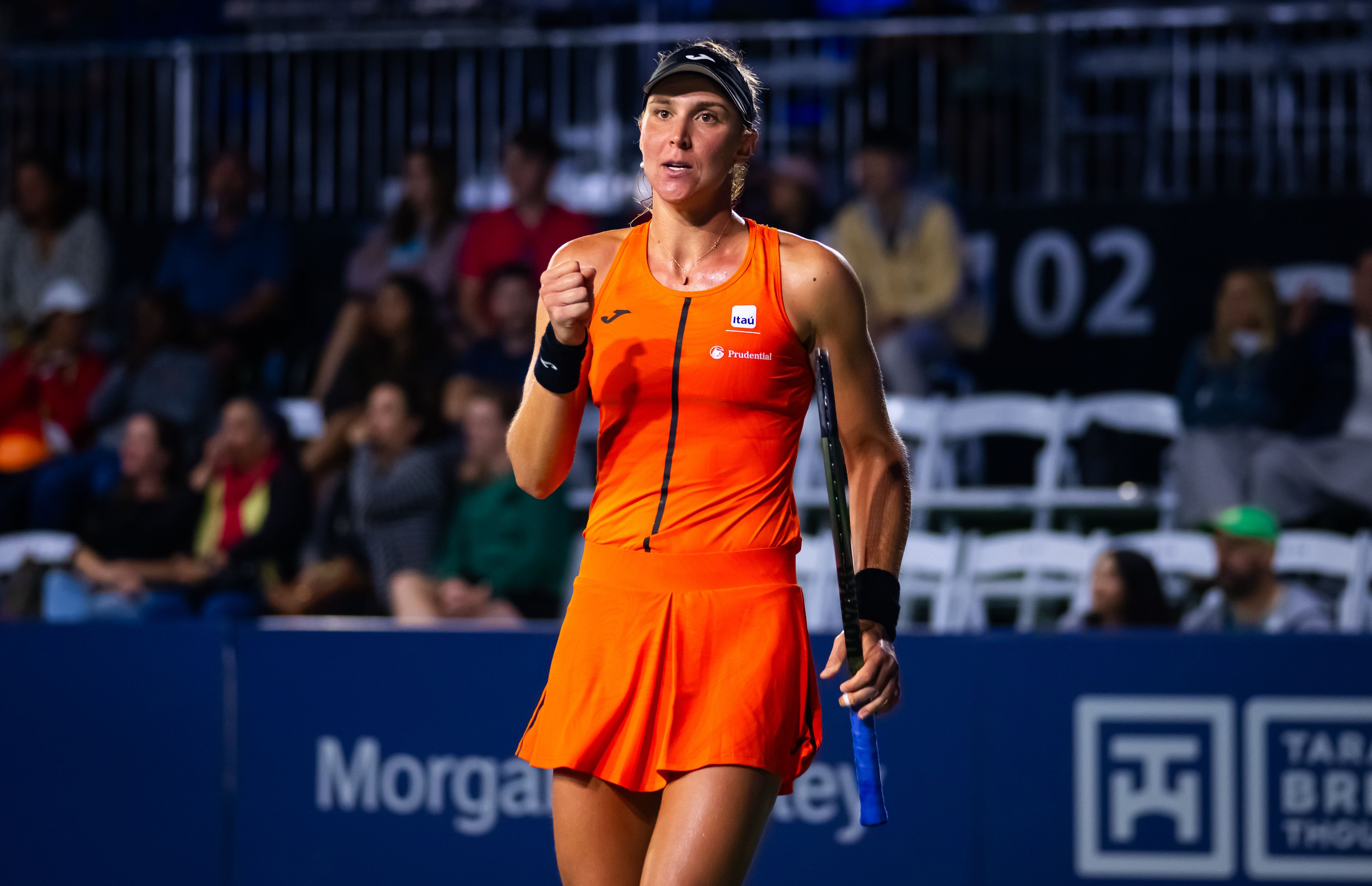 Bia Haddad Maia comemora a vitória sobre a ucraniana Marta Kostyuk em San Diego, na Califórnia