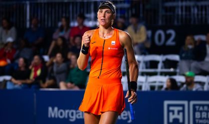 Bia Haddad Maia comemora a vitória sobre a ucraniana Marta Kostyuk em San Diego, na Califórnia