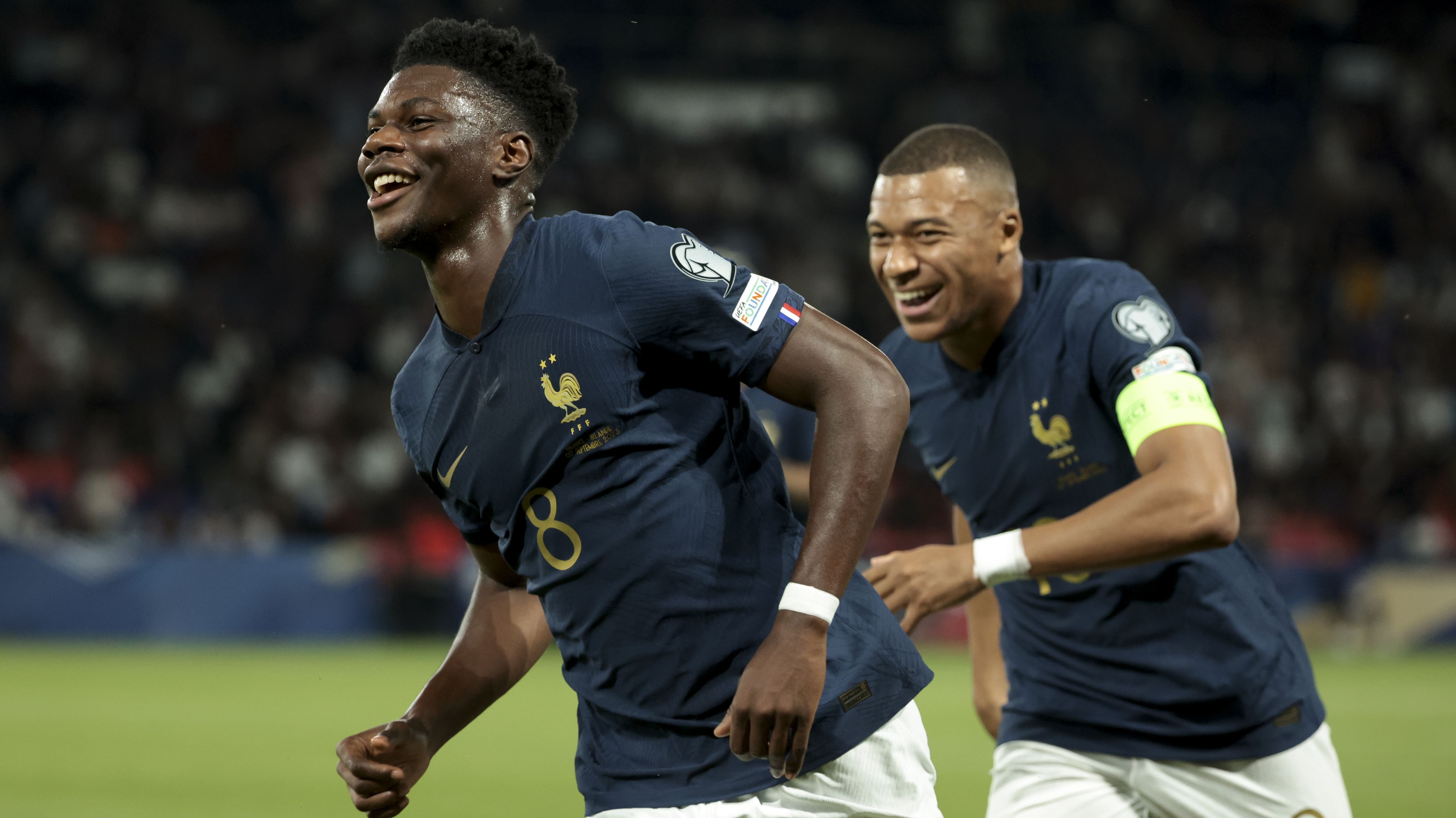 Tchouameni comemora o primeiro gol da França contra a Irlanda, pelas Eliminatórias da Euro
