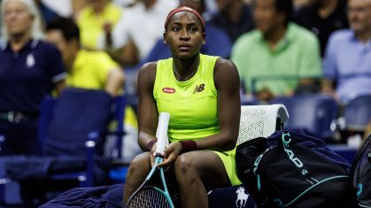 Coco Gauff senta enquanto espera a retirada de manifestantes da quadra durante a semifinal do US Open