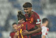 Revelação do Barcelona se torna o mais jovem a estrear e marcar pela Espanha; veja o gol