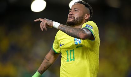 Neymar comemora 78° gol pela Seleção "socando o ar" em referência a Pelé