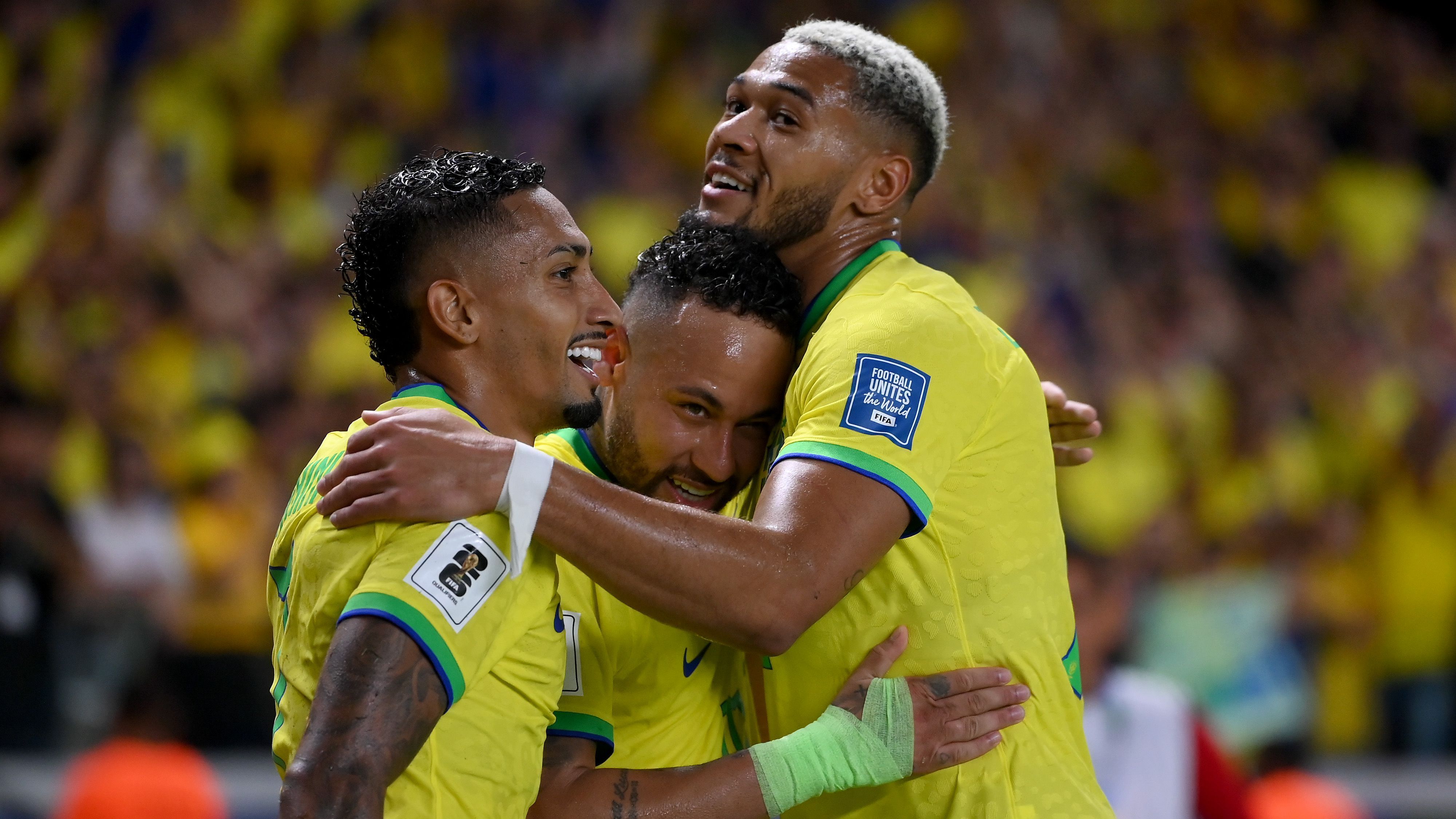 Raphinha, Neymar e Joelinton comemoram gol da Seleção contra a Bolívia, pelas Eliminatórias