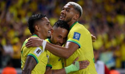 Raphinha, Neymar e Joelinton comemoram gol da Seleção contra a Bolívia, pelas Eliminatórias