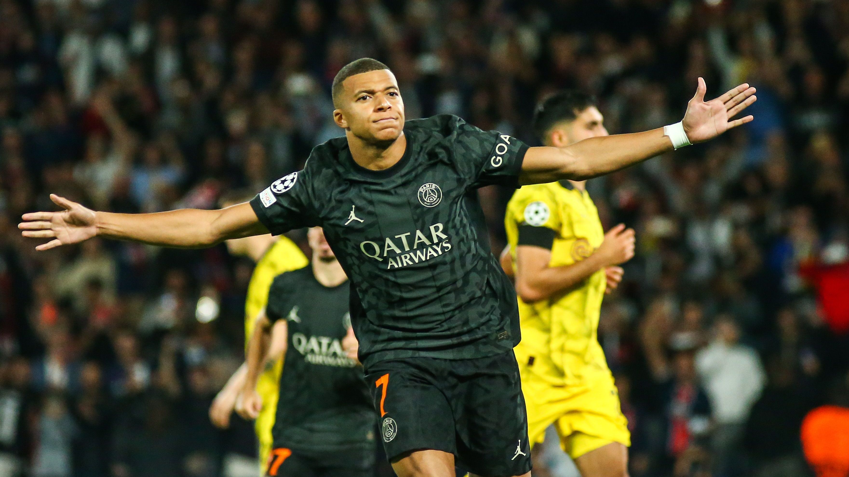 Mbappé comemora o gol contra o Borussia Dortmund pela Champions League