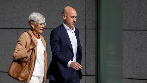 Luis Rubiales com advogada antes de depoimento no Tribunal Nacional de Madri