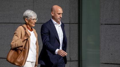 Luis Rubiales com advogada antes de depoimento no Tribunal Nacional de Madri