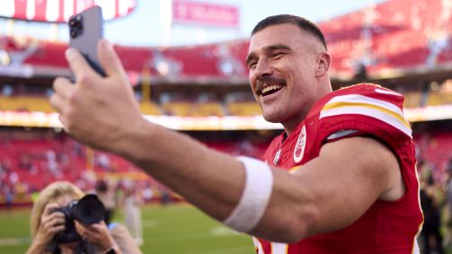 Travis Kelce tira selfie após a vitória sobre o Chicago Bears, que teve Taylor Swift na torcida