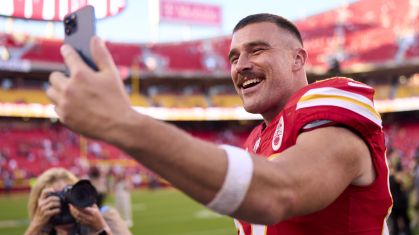 Travis Kelce tira selfie após a vitória sobre o Chicago Bears, que teve Taylor Swift na torcida