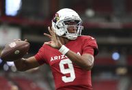 Jogador da NFL não encontra a própria camisa na loja de sua equipe e brinca: “Me ajudem!”