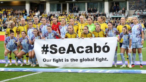 Jogadoras de Espanha e Suécia posam juntas com uma faixa: "Acabou-se"
