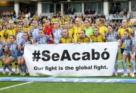 Jogadoras de Espanha e Suécia se unem em protesto antes de jogo: “Nossa luta é global”